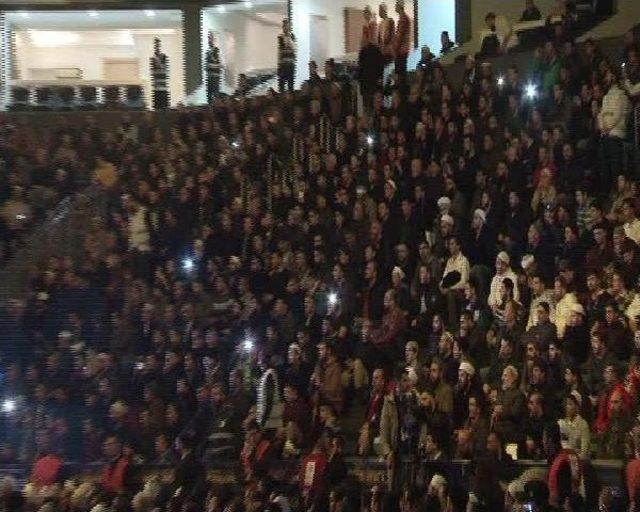 Mekke nin Fethi Programına Katılan Y&uuml;zlerce Kişi Spor Kompleksini Doldurdu 1