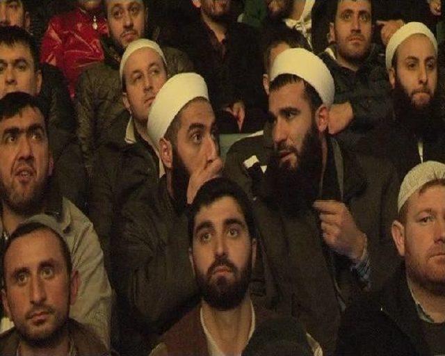 Mekke nin Fethi Programına Katılan Y&uuml;zlerce Kişi Spor Kompleksini Doldurdu 2