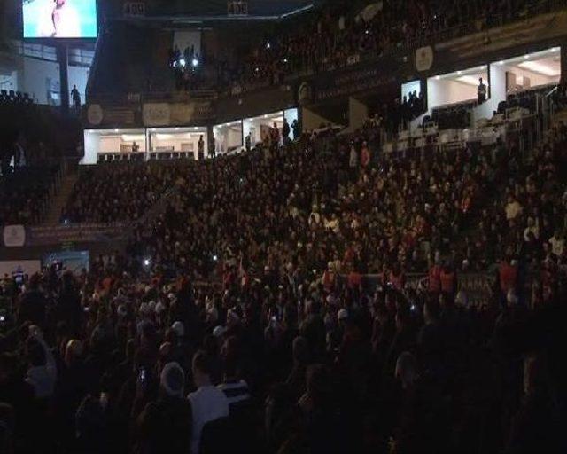 Mekke nin Fethi Programına Katılan Y&uuml;zlerce Kişi Spor Kompleksini Doldurdu 3