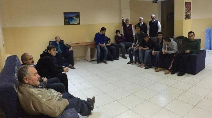 Yolda Mahsur Kalan 84 &Ouml;ğrenci Okulda Misafir Edildi