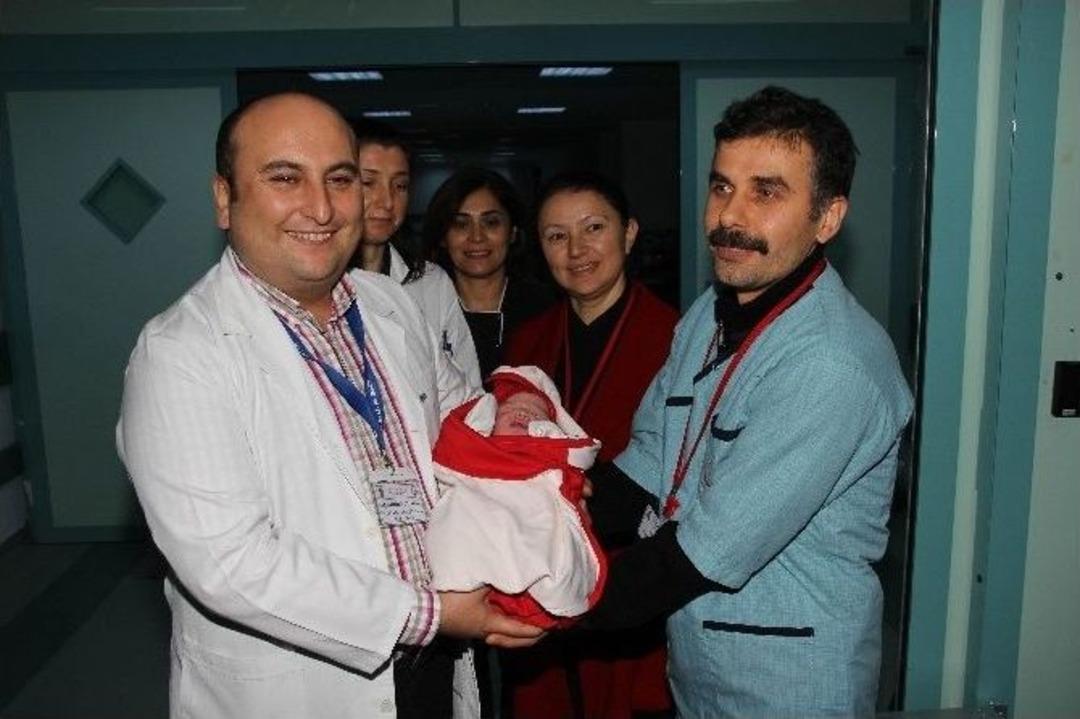 Samsun&rsquo;da 2015&rsquo;in İlk Bebeği 00.03&rsquo;te Doğdu