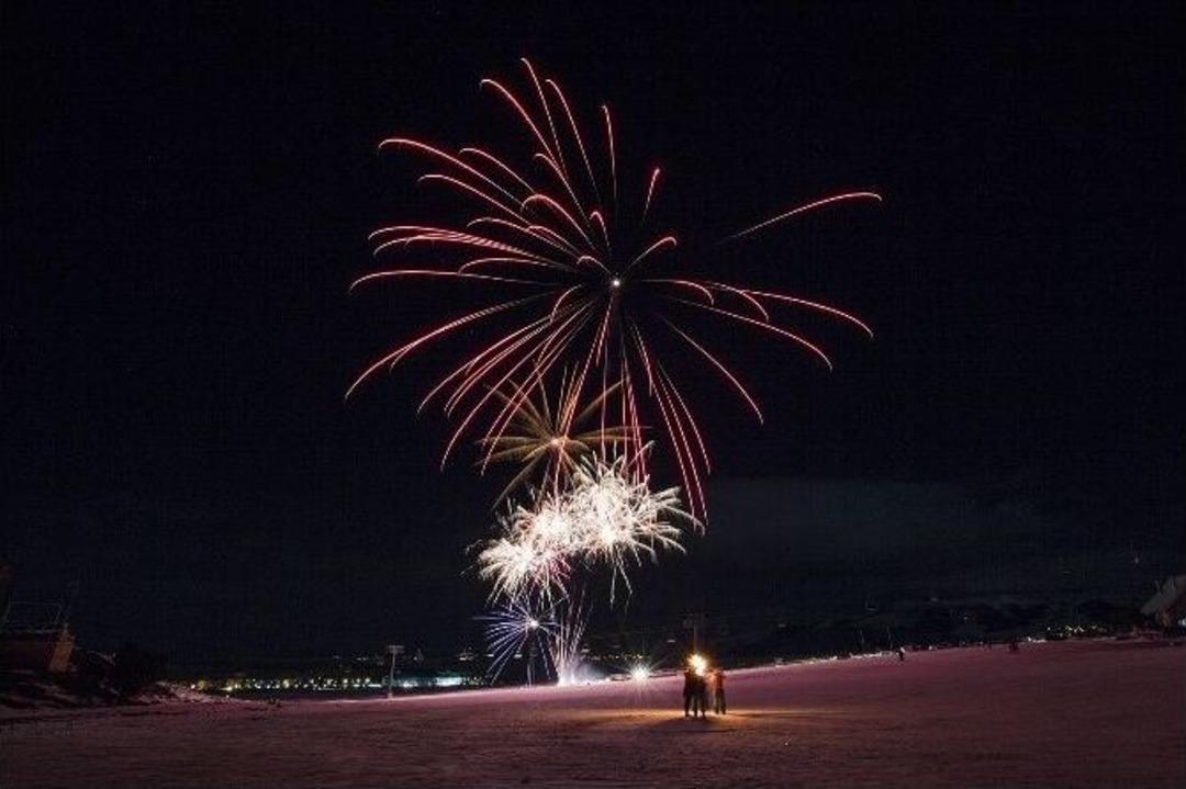 Yeni Yıla Sarıkamış&rsquo;ta Ateşli Kayak Ve Havai Fişek G&ouml;sterisiyle Girdiler