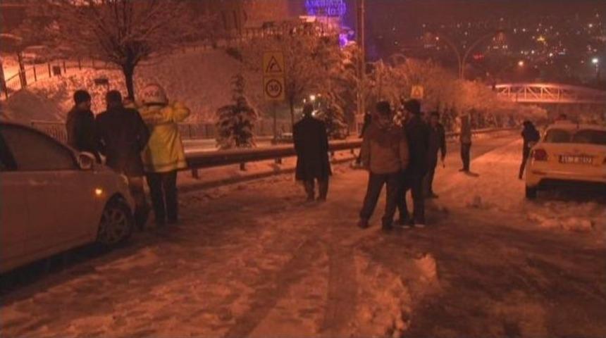 Yoğun Yağıştan Dolayı Ara&ccedil;lar Dik Yokuşta Mahsur Kaldı