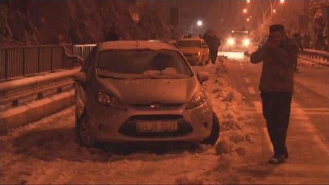 Yoğun Yağıştan Dolayı Araçlar Dik Yokuşta Mahsur Kaldı