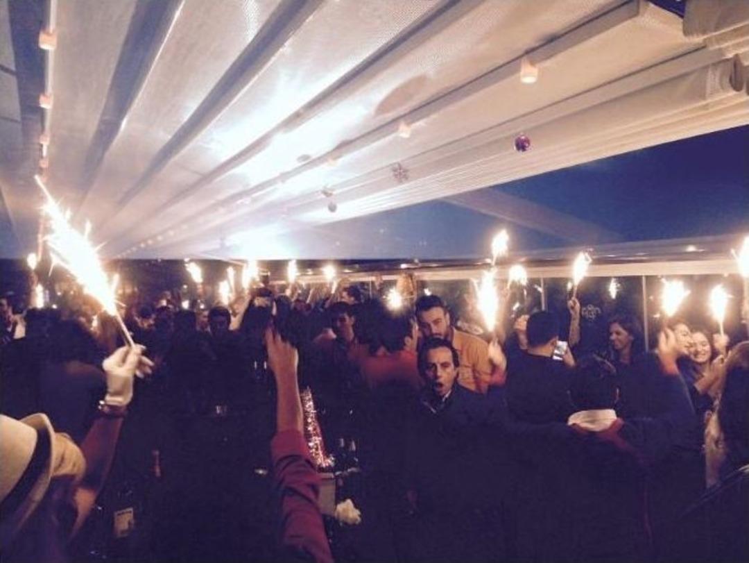 Kuşadası&rsquo;nda Yılbaşı Coşkusu Sabaha Kadar S&uuml;rd&uuml;