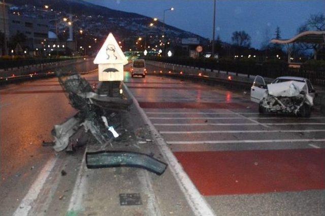 Bursa’da Bariyerlere Çarpan Araç Ters Döndü: 1 Yaralı