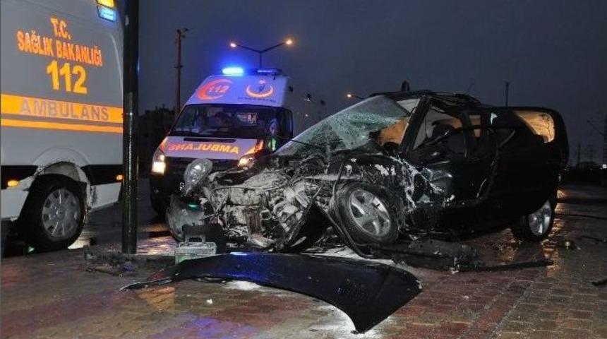 Konya&rsquo;da Otomobil Tramvaya &Ccedil;arptı: 2 Yaralı