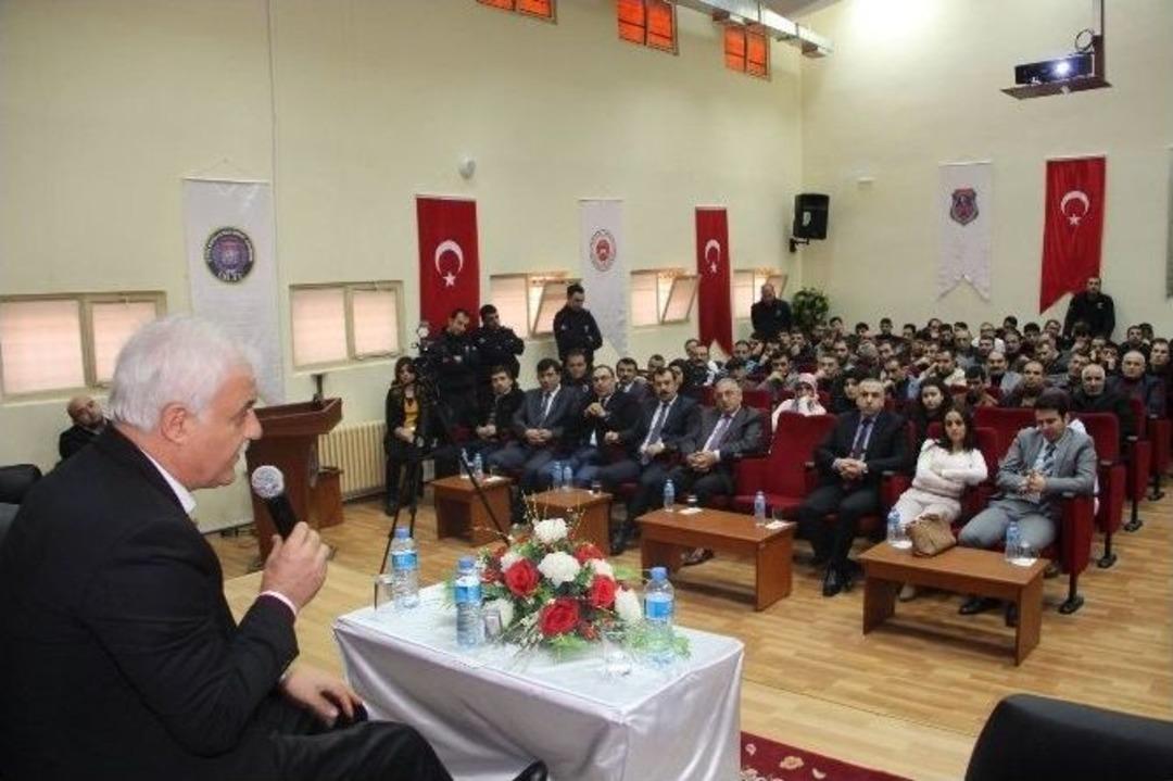 Mahkumlara Sabır Dileyen Hatipoğlu, Onlarla Birlikte Dua Etti