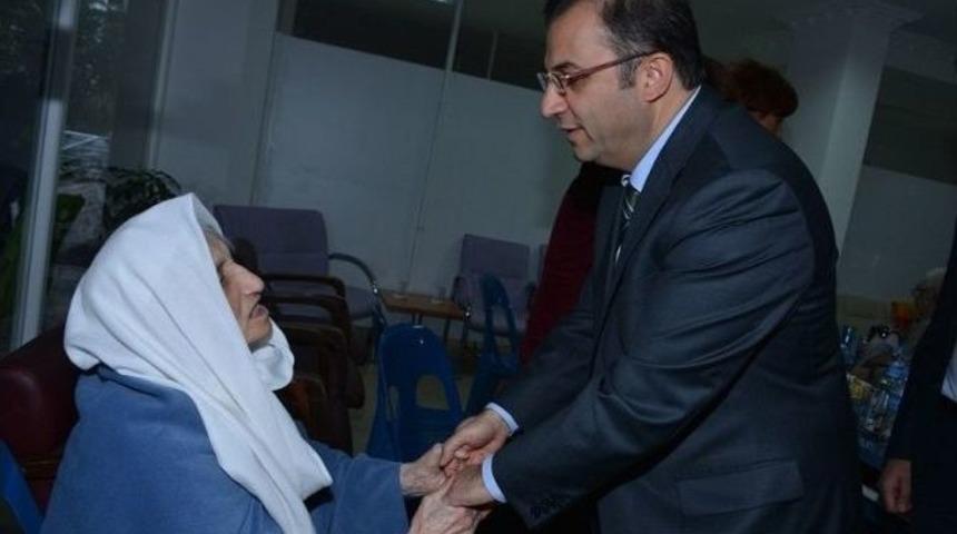 Antalya Valisi Yılı Son G&uuml;n&uuml;n&uuml; Yaşlılara Ayırdı