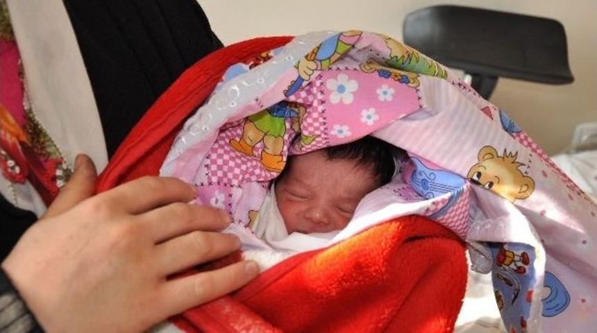 Elbistan&rsquo;da 2015&rsquo;in İlk Bebeği &lsquo;uğur&rsquo; Oldu