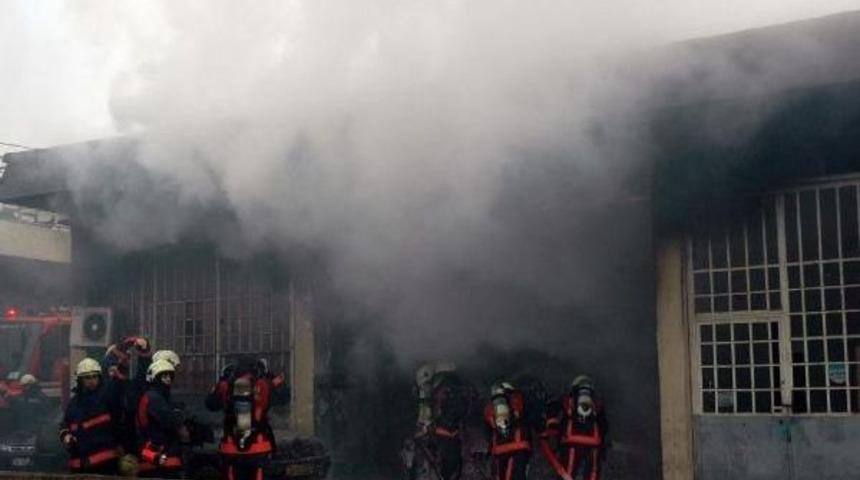 Oto Tamirhanesinde Yangın &Ccedil;ıktı