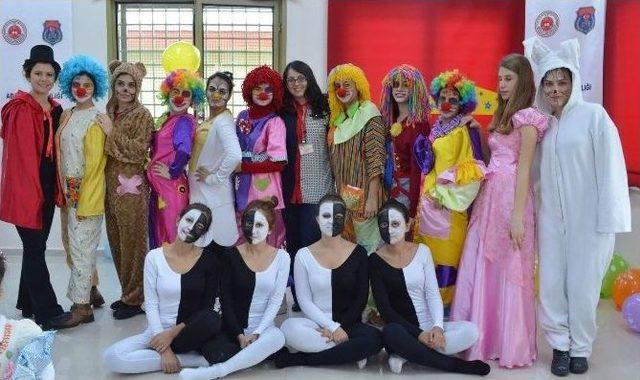 Kadın Mahkumların Çocuklarına Sürpriz Yeni Yıl Partisi 3