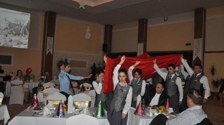 Sandıklı Yeni Yıla 10.yıl Marşı Eşliğinde Pasta Keserek Girdi