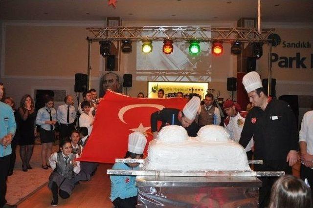 Sandıklı Yeni Yıla 10.yıl Marşı Eşliğinde Pasta Keserek Girdi