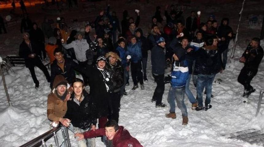 &Uuml;niversite &Ouml;ğrencilerden Kartopu Savaşı