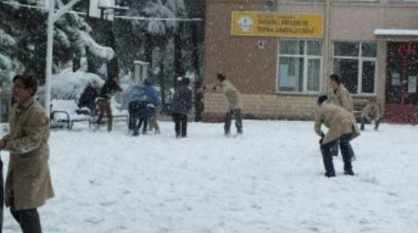 Tavşanlı Eml&rsquo;de Kar Topu Savaşını &Ouml;ğretmenler Kazandı