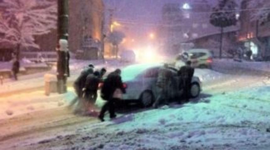 Kar&rsquo;a Hazırlıksız Yakalananlar Yolları Kapattı