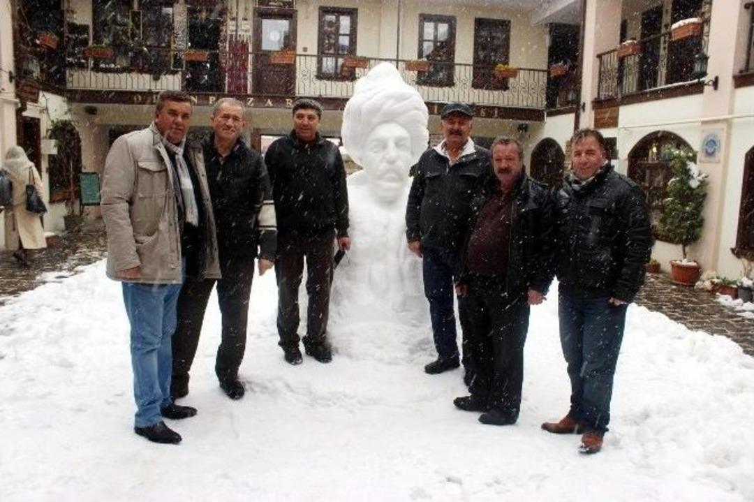 Dev Yunus Emre Heykeli G&ouml;renleri Şaşırtıyor