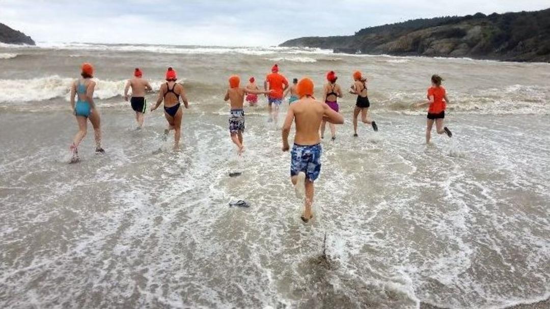 (&ouml;zel Haber) Hollandalılar Dondurucu Soğukta Denize Girdi