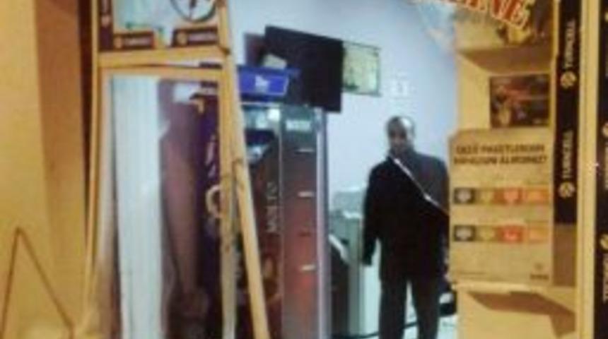 Hızını Alamayan S&uuml;r&uuml;c&uuml; İnternet Kafeye Girdi