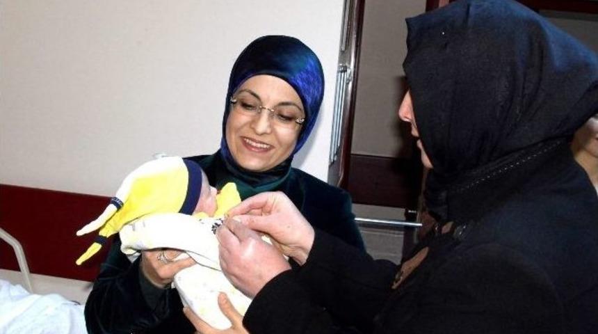 Başkan Toru&rsquo;dan Yeni Yıl Bebeklerine Hediye