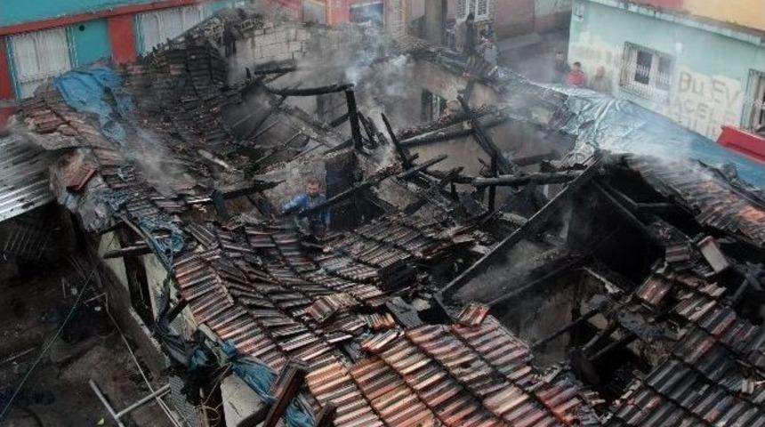 Yangın &Ccedil;ıkan Ev Kullanılamaz Hale Geldi