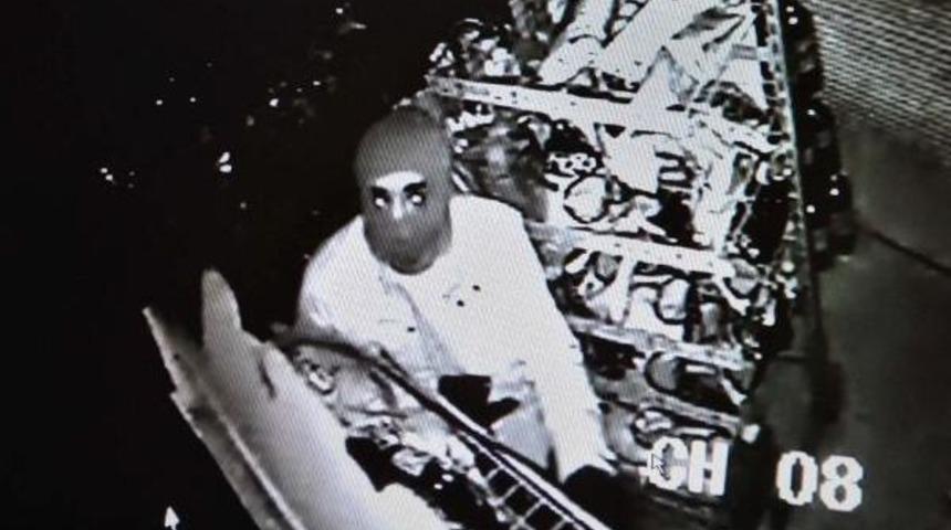 Marketteki Hırsızlık G&uuml;venlik Kamerasında