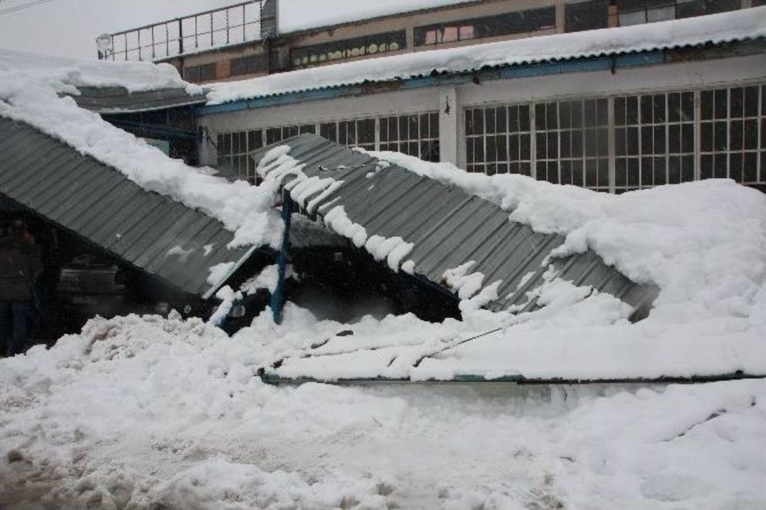 Sundurma &Ccedil;&ouml;kt&uuml;, 3 Ara&ccedil; Altında Kaldı