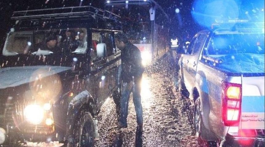 5 Kilometre Y&uuml;r&uuml;yerek Kumanya Dağıttılar