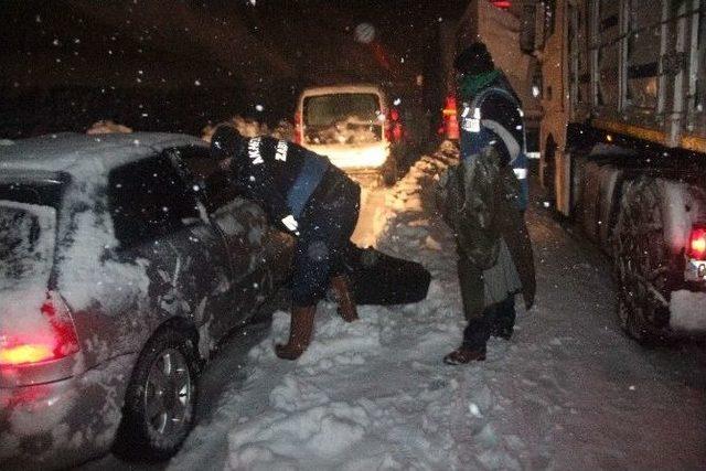 5 Kilometre Yürüyerek Kumanya Dağıttılar