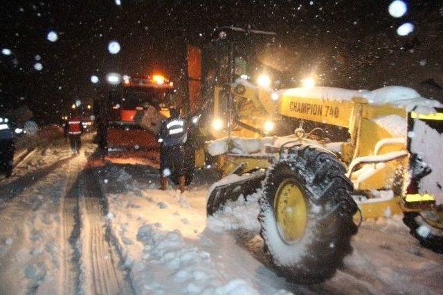 5 Kilometre Yürüyerek Kumanya Dağıttılar