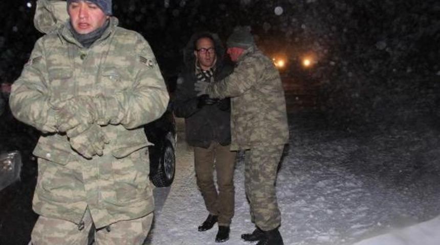 Karda Mahsur Kalanlar Tanklarla Kurtarıldı