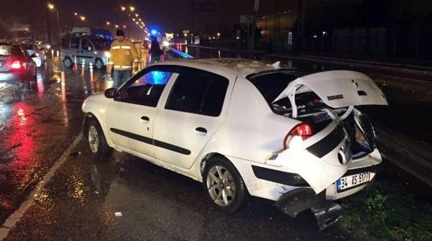 &Ccedil;ukurdan Ka&ccedil;mak İsterken Bariyerlere &Ccedil;arptı: 2 Yaralı