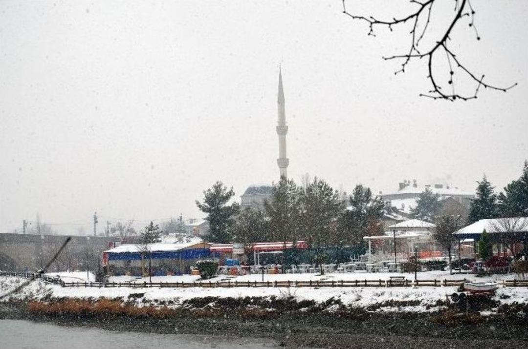 Osmancık&rsquo;a Mevsimin İlk Karı Yağdı