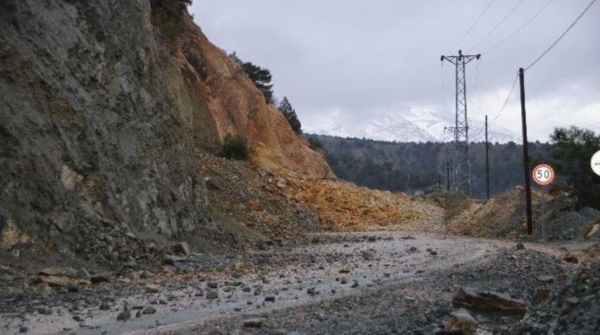 Kargı&rsquo;da Heyelan: 6 K&ouml;yle Ulaşım Kesildi