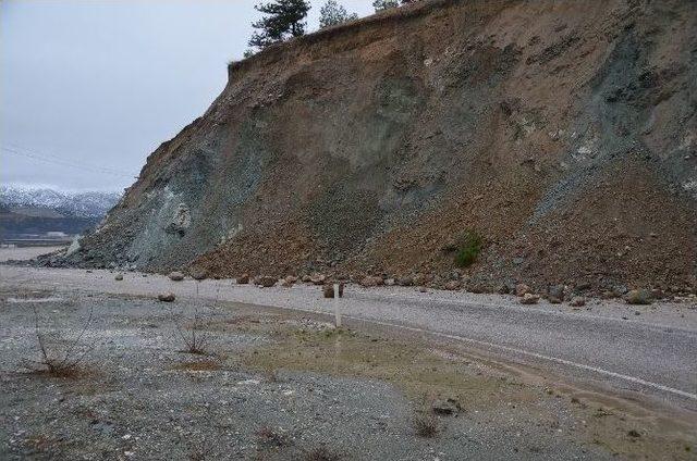 Kargı&rsquo;da Heyelan: 6 K&ouml;yle Ulaşım Kesildi 1