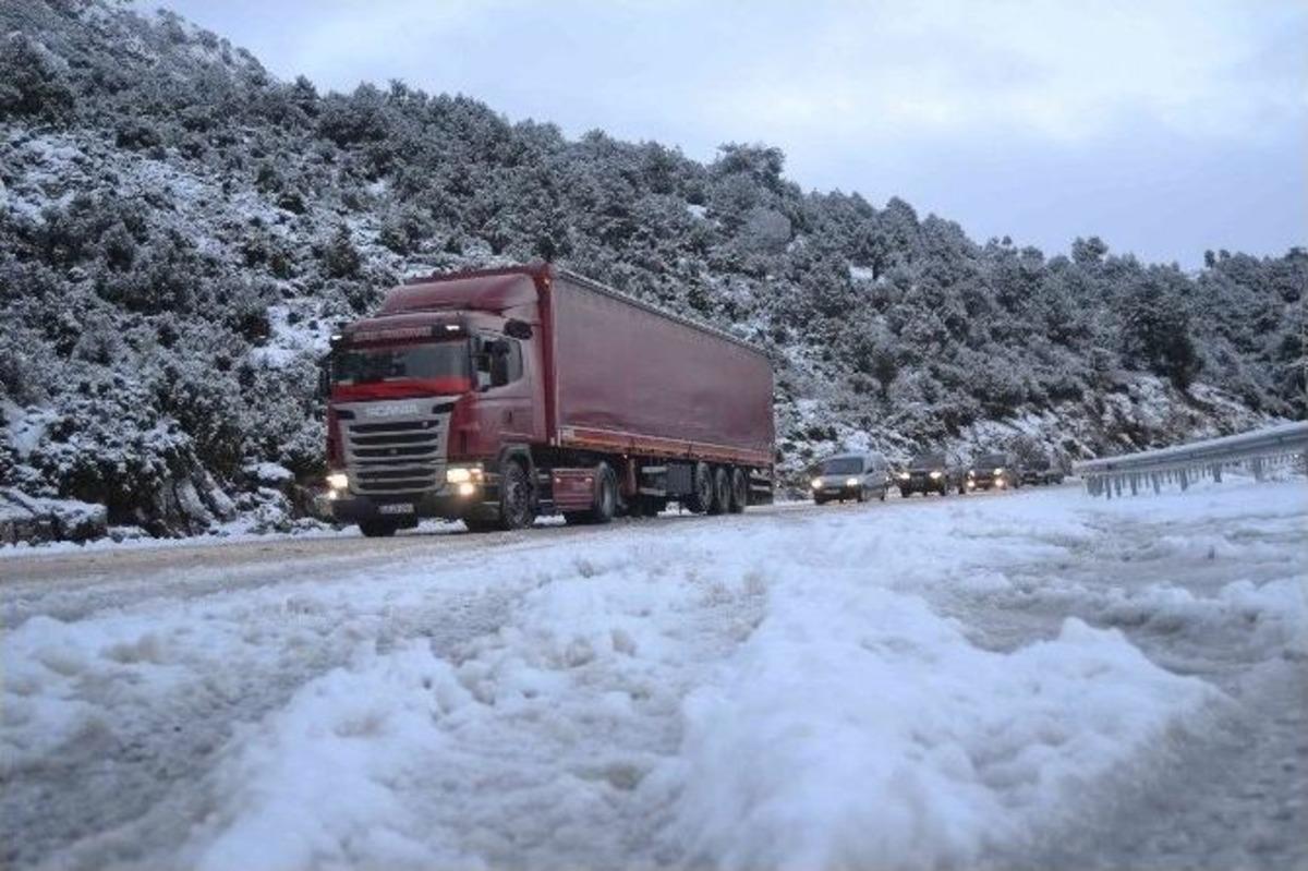 Kar Yağışı Fethiye-antalya Yolunu Kapattı