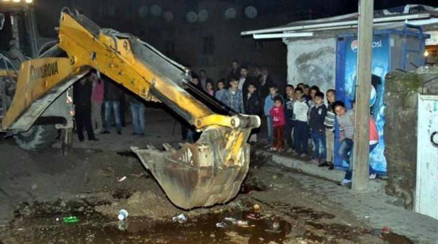 Cizre'de G&ouml;stericilerin Kazdığı Hendekleri Belediye Kapatıyor