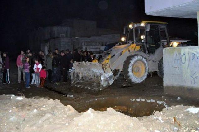 Cizre'de Göstericilerin Kazdığı Hendekleri Belediye Kapatıyor