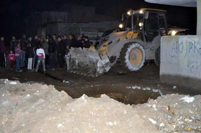 Cizre'de Göstericilerin Kazdığı Hendekleri Belediye Kapatıyor