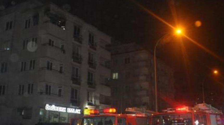 Yangın &Ccedil;ıkan 4'&uuml;nc&uuml; Kattaki Evden Atladı, Yaralandı