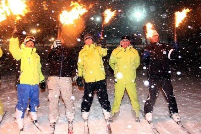 Erciyes&rsquo;Te Meşaleli Kayak G&ouml;sterisi 2