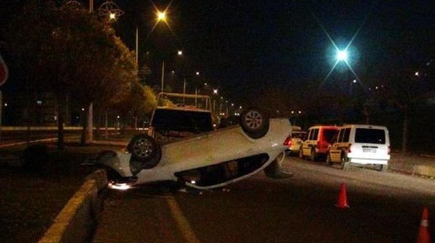 S&uuml;r&uuml;c&uuml;s&uuml;n&uuml;n Gaz Yerine Frene Bastığı Otomobil Takla Attı: 1 Yaralı