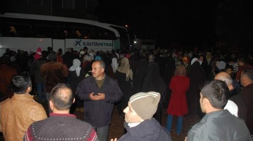 54 Kişi Dualar Eşliğinde Umreye G&ouml;nderildi