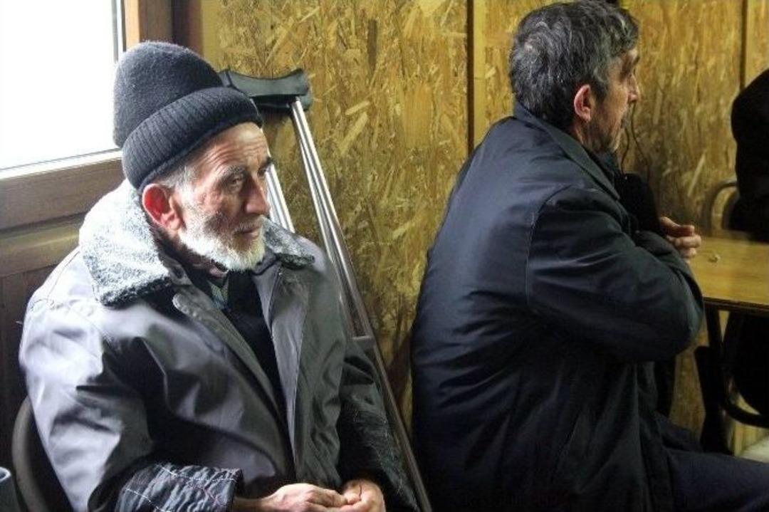 (&ouml;zel Haber) 3 &Uuml;niversite Mezunu 4 Dil Biliyor Ama Barınma Evinde...