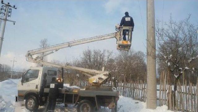 Yoğun Kar Yağışı Elektrik Tellerini Kopartıp Kısa Devrelere Yol Açtı