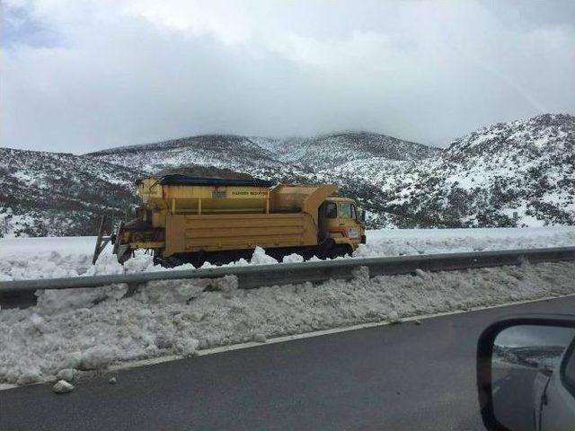 Balıkesir’de 240 Köy Yolu Halen Kapalı