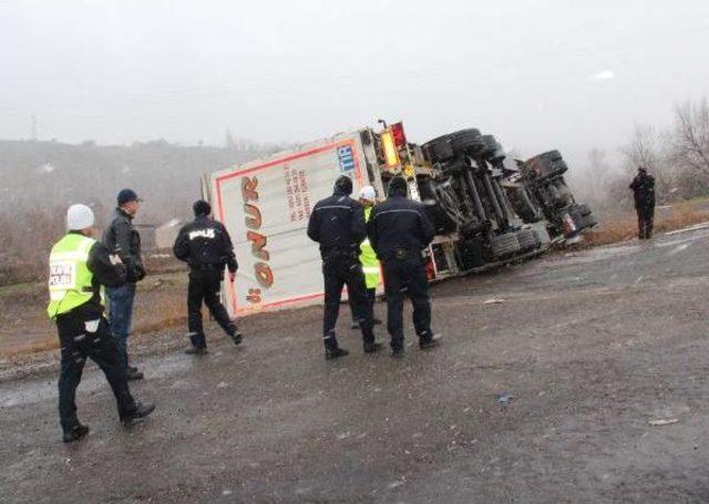 Yan Yatan Tır'ın Sürücüsü Yaralandı