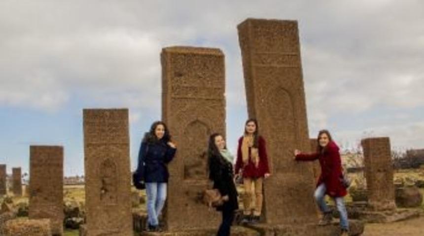 Muşlu &Ouml;ğretmenler Sel&ccedil;uklu Mezarlığı&rsquo;nı Gezdi