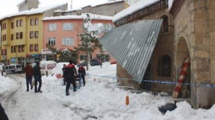 K&uuml;tahya&rsquo;da Bir Caminin &Ccedil;elik Yağmurluğu &Ccedil;&ouml;kt&uuml;: 2 Yaralı